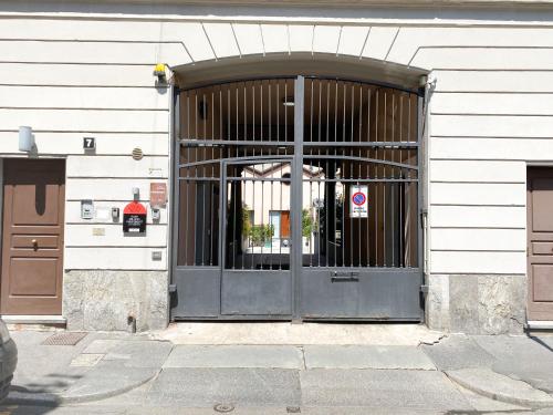 米兰Easy Milano - Rooms and Apartments Navigli的建筑物上带金属门的门