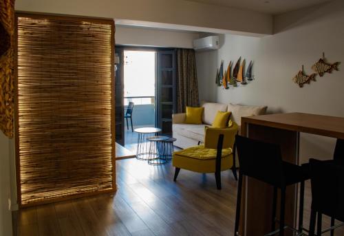 阿基欧斯尼古拉斯Ikaros Art Hotel的客厅配有沙发和桌子