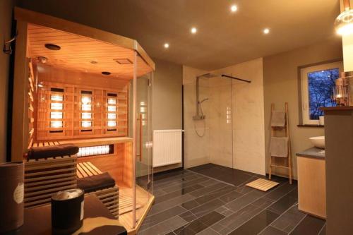 MontsEl nido Malaika-Villa privative的带淋浴和盥洗盆的大浴室