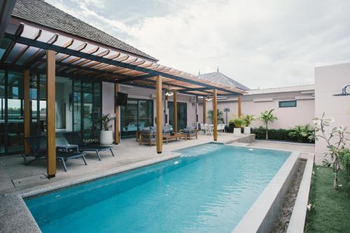 Gold Chariot Pool Villa, Phuket - SHA Plus Certified内部或周边的泳池