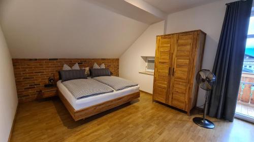 加尔米施-帕滕基兴Bunter Hirsch Ferienwohnung im Garmischer Zentrum的一间卧室设有一张床和砖墙