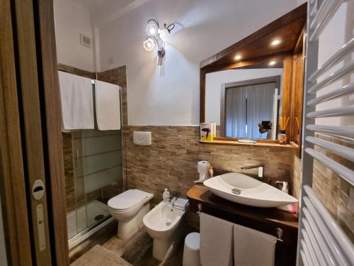 米兰B&B Sansiromilano的一间带水槽、卫生间和镜子的浴室
