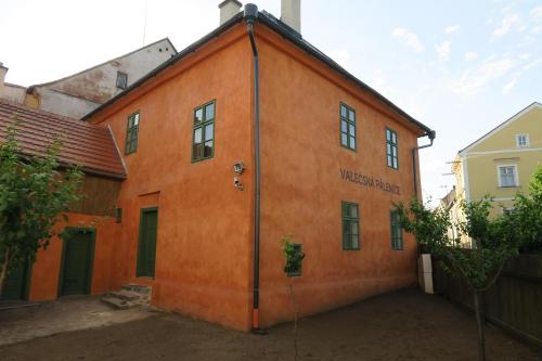 ValečValečská pálenice的橙色的建筑,带有wyssheasternheastern
