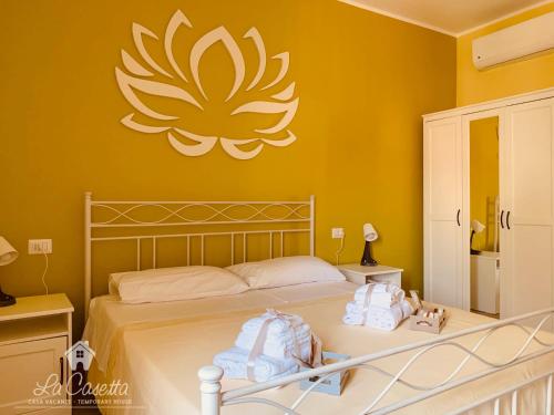 圣欧费米亚拉默齐亚La Casetta的卧室配有一张墙上大花的床