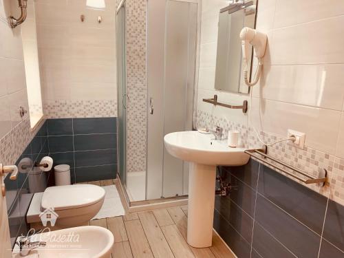 圣欧费米亚拉默齐亚La Casetta的一间带水槽、卫生间和淋浴的浴室