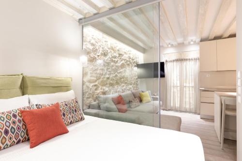 科孚镇Spianada Collection of Studios & Apartments by Konnect的卧室配有白色的床和沙发