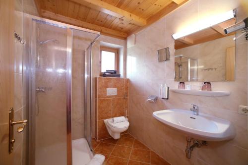 萨尔巴赫艾德米卡拉酒店的带淋浴、盥洗盆和卫生间的浴室