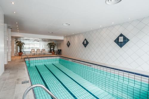 耶卢乌斯特达雷利特度假酒店的一个带瓷砖墙的大型游泳池