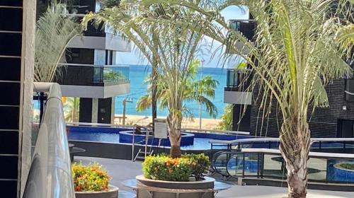 福塔莱萨Landscape Beira-Mar Perfect的阳台拥有两棵棕榈树,享有海景。