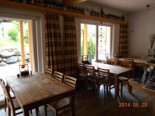 穆劳附近圣格奥尔根达卡普旅馆的用餐室配有木桌和椅子
