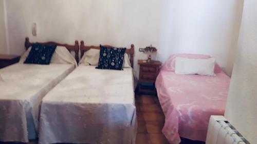 恩吉达诺斯Casa centro Enguidanos的带两张床的小房间,带水电