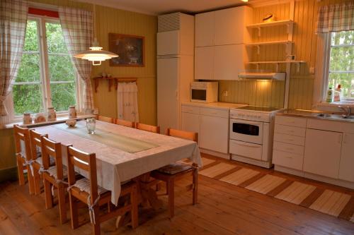 SurahammarLillstugan, södra Bergslagen的厨房配有大桌子和椅子