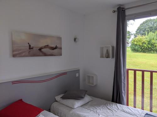SouraïdeBol d'air pur au coeur du pays basque的卧室配有一张床,墙上挂着一幅画