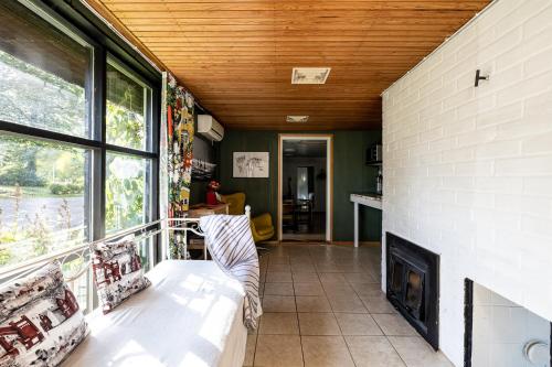 海门林纳Guesthouse Solbacka Iittala的客厅设有壁炉和沙发。