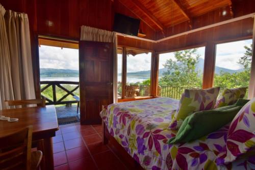 El FosforoPie in the Sky 1 Gorgeous Cottage with spectacular scenic views的一间卧室设有一张床,享有海景