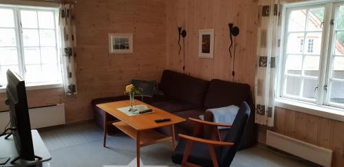 RugsundRugsund Handelsstad的客厅配有沙发和桌子