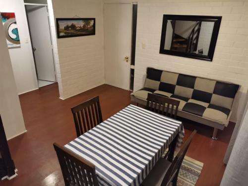 圣费尔南多Casa acogedora en excelente ubicación de San Fernando的客厅配有沙发和桌椅