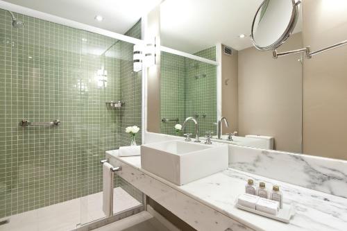 贝洛奥里藏特萨瓦西托斯卡尼尼E套房酒店的一间带水槽和镜子的浴室