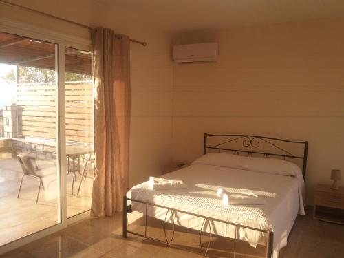 佩塔里德海昂Nereids Apartments-Erato的一间卧室设有一张床和一个阳台