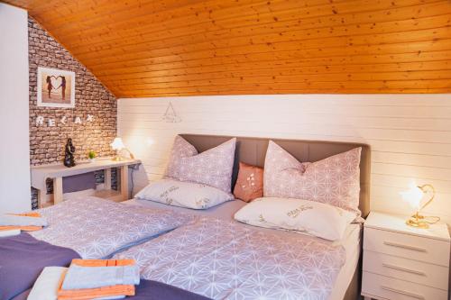 塞博登Haus Christina的一间卧室配有带粉色和白色枕头的床