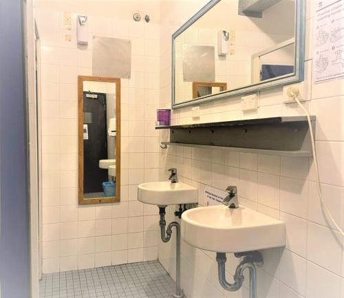 悉尼过境背包客经济汽车旅馆的浴室设有2个水槽和镜子