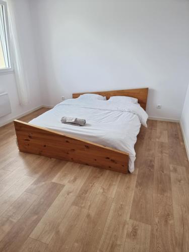 Fresney-le-VieuxVilla 2 luxe的一张木架床