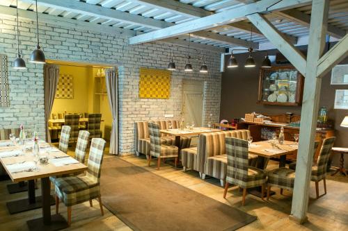 阿尼克什奇艾Nykščio Namai & SPA的用餐室配有木桌和椅子