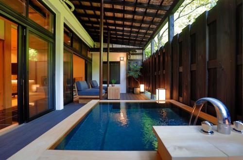 伊豆Sakahijiri gyokushoen的游泳池,位于带浴室的房屋内