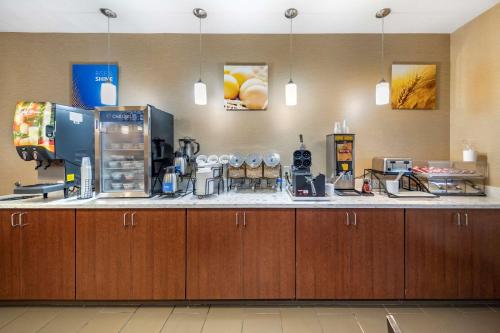 圣布鲁诺THE ATRIUM HOTEL - SFO AIRPORT FREE! - Shuttle Bus - Parking - WIFI的带咖啡壶的柜台的厨房