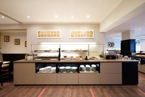 拜罗伊特拜耶斯赫尔酒店的厨房配有带食物的柜台