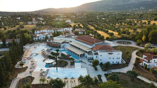 埃雷特里亚Eretria Hotel & Spa Resort的享有带游泳池的度假村的空中景致