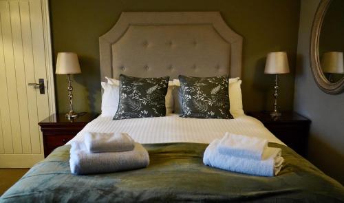 WillingtonThe Cottage的一间卧室配有一张大床和两个枕头