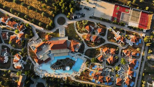 埃雷特里亚Eretria Hotel & Spa Resort的享有带游泳池的别墅的顶部景致