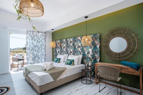 法里拉基Marini Seaside的一间卧室设有一张床和绿色的墙壁