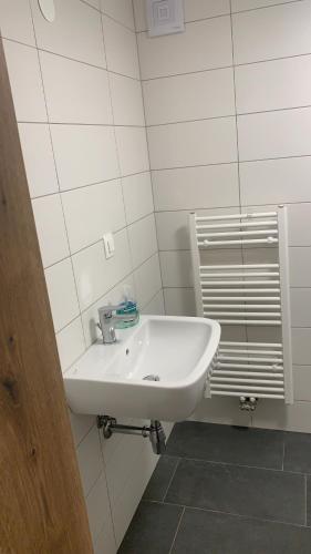 Stari Trg pri LožuAmazing apartment的白色瓷砖浴室内的白色水槽