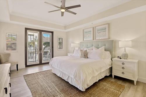 马可岛Esplanade II 306的白色卧室配有床和吊扇