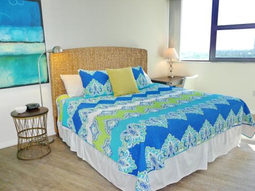 马可岛Gulfview 711的一间卧室配有一张带蓝色和白色棉被的床