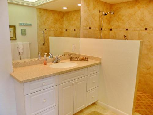 马可岛Gulfview 711的一间带水槽和镜子的浴室