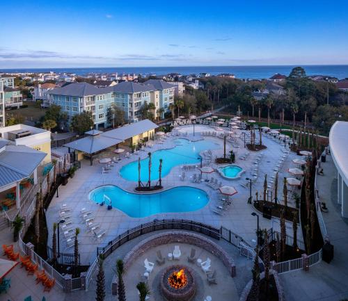 棕榈岛Wild Dunes Resort - Residences at Sweetgrass的享有度假村游泳池的空中景致