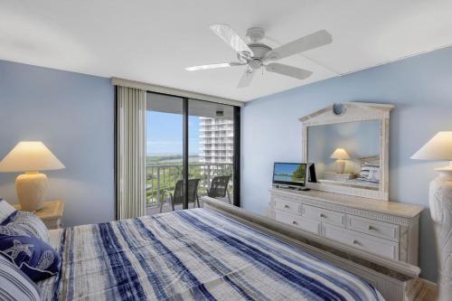 马可岛South Seas Tower 3-603的一间卧室配有一张床和一个带镜子的梳妆台