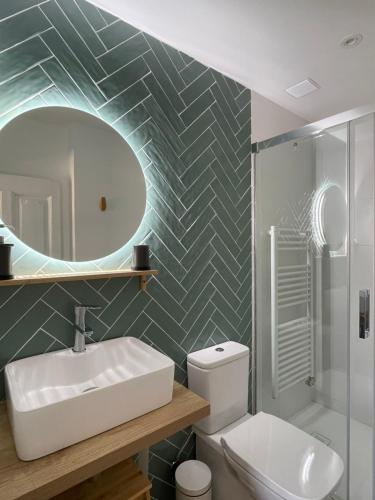 莱尔马Hotel Rural El Cedro的一间带水槽、卫生间和镜子的浴室