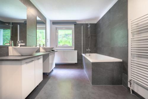 厄茨Urlaubsplatzl Appartements的浴室配有两个盥洗盆和浴缸。