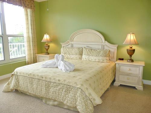 马可岛Caxambas South Beach Terrace 302的一间卧室配有一张带2个床头柜的大型白色床