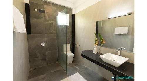 KalametiyaEndlessblue Resort Kalametiya的带淋浴、盥洗盆和卫生间的浴室
