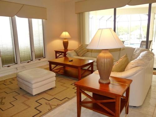 马可岛695 Embassy Court的客厅配有沙发和台灯