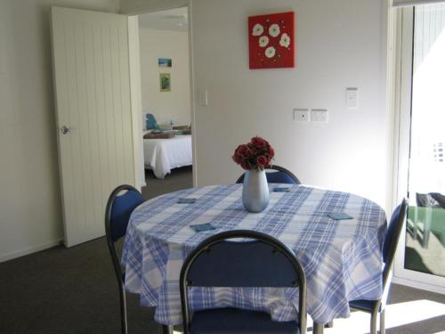 哈海教堂湾公寓的一张蓝色的白桌,上面有花瓶