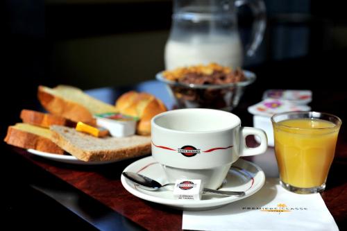 阿维尔梅斯埃弗姆斯酒店的一杯橙汁和一盘面包及烤面包