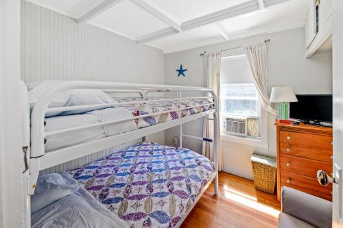 海洋海滩Salty Dayz的一间卧室设有两张双层床和一扇窗户。