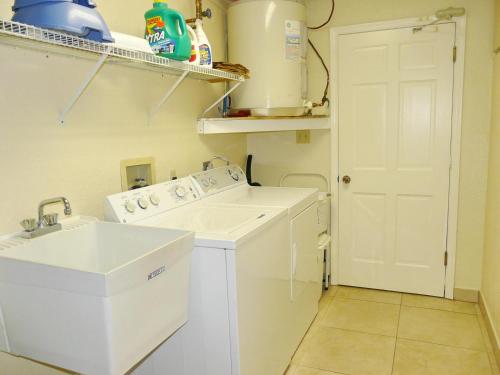 马可岛580 Blackmore Court的洗衣房配有洗衣机和烘干机