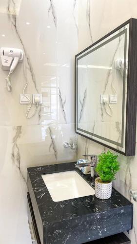 巴哈شاليه كاردڤ1的一间带水槽和镜子的浴室